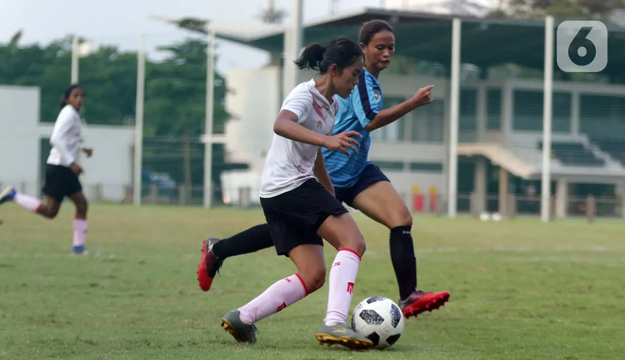 Pesepak bola timnas putri Indonesia saat melakoni internal game dengan Bina Putra FC di Lapangan D, Kompleks Gelora Bung Karno, Senayan, Jakarta, Rabu (17/3/2021). Latihan tersebut persiapan laga ajang SEA Games 2021 Vietnam. (Liputan6.com/Helmi Fithriansyah)