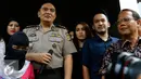 Satuan Reserse Kriminal Khusus menunjukan tersangka penjualan bayi artis Ruben Onsu dan Ayu Tingting di Mapolda Metro Jaya, Jumat (11/9/2015). Tersangka perempuan lulusan SMK berinisial UW diduga bertindak sendirian. (Liputan6.com/Yoppy Renato)
