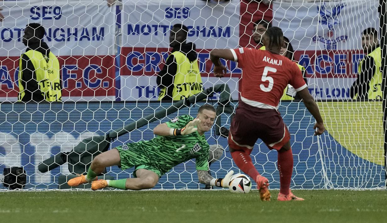 <p>Kiper Inggris, Jordan Pickford (kiri) berhasil mengahalu tendangan pemain Swiss, Manuel Akanji&nbsp;pada babak adu penalti laga perempat final Euro 2024 di Duesseldorf Arena, Duesseldorf, Jerman, Sabtu (06/07/2024). (AP Photo/Thanassis Stavrakis)</p>