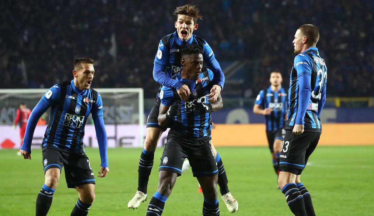 Para pemain Atalanta merayakan gol yang dicetak Duvan Zapata ke gawang Juventus pada perempat final Copa Italia di Stadion Atleti Azzurri d'Italia, Bergamo, Rabu (30/1). Atalanta menang 3-0 atas Juventus. (AP/Paolo Magni)