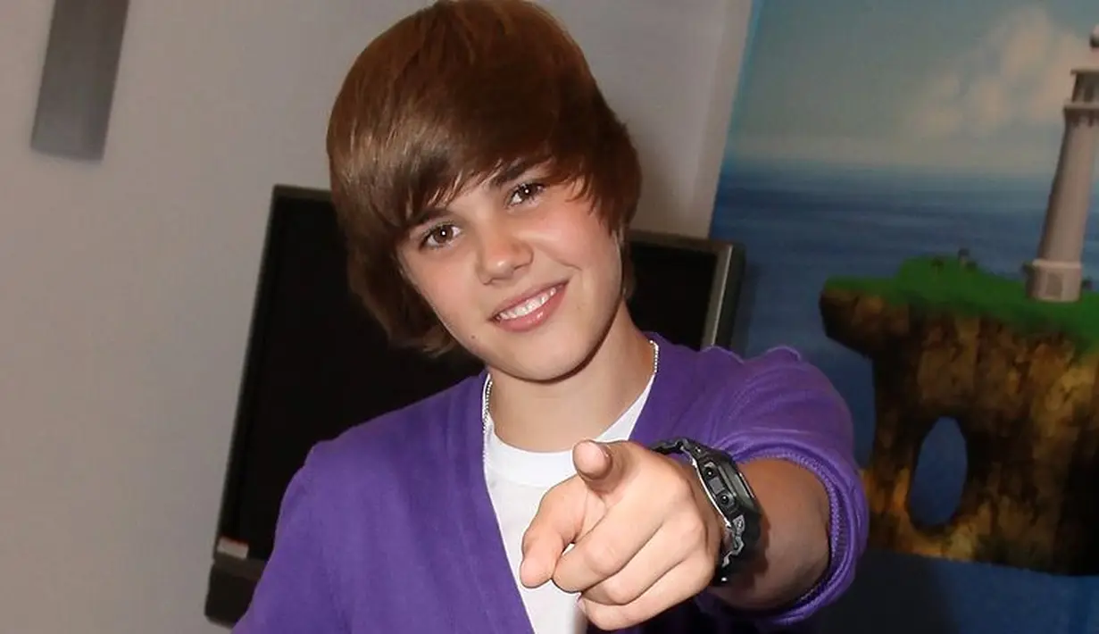 Banyak banget orang yang mengikuti gaya rambut Justin Bieber di tahun 2009 itu. (FuseTV)