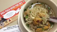 Ubaydillah Saleh, pemilik Rumah Makan Soto Kauman Express mencari keberkahan dengan cara memberikan makanan berbuka puasa kepada setiap pelanggan secara cuma-cuma. Uniknya, pelanggan hanya cukup membayar menu berbuka puasa tersebut dengan doa.