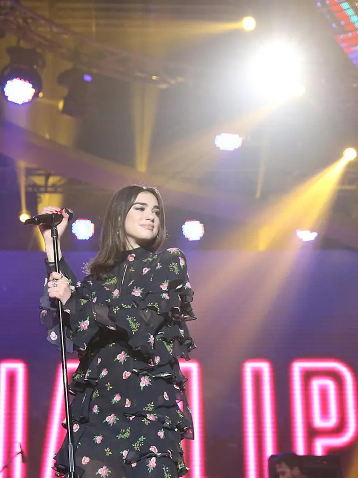 Beredar Video Dua Lipa Duduk Berwajah Sendu Diduga di Hotel Jakarta Usai Konsernya Batal
