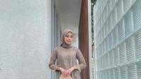 Gamis kombinasi kain brokat, satin, dan tulle di bagian bawah ini terlihat trendy. (Instagram/vinamulina).