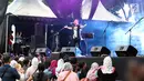 Vokalis grup band era 90 an Kidnap Katrina, Anang Hermansyah (tengah) saat tampil pada gelaran The 90’s Festival di Gambir Expo Kemayoran, Jakarta, Sabtu (10/11). The 90’s Festival kali ini merupakan yang keempat. (Liputan6.com/Helmi Fithriansyah)