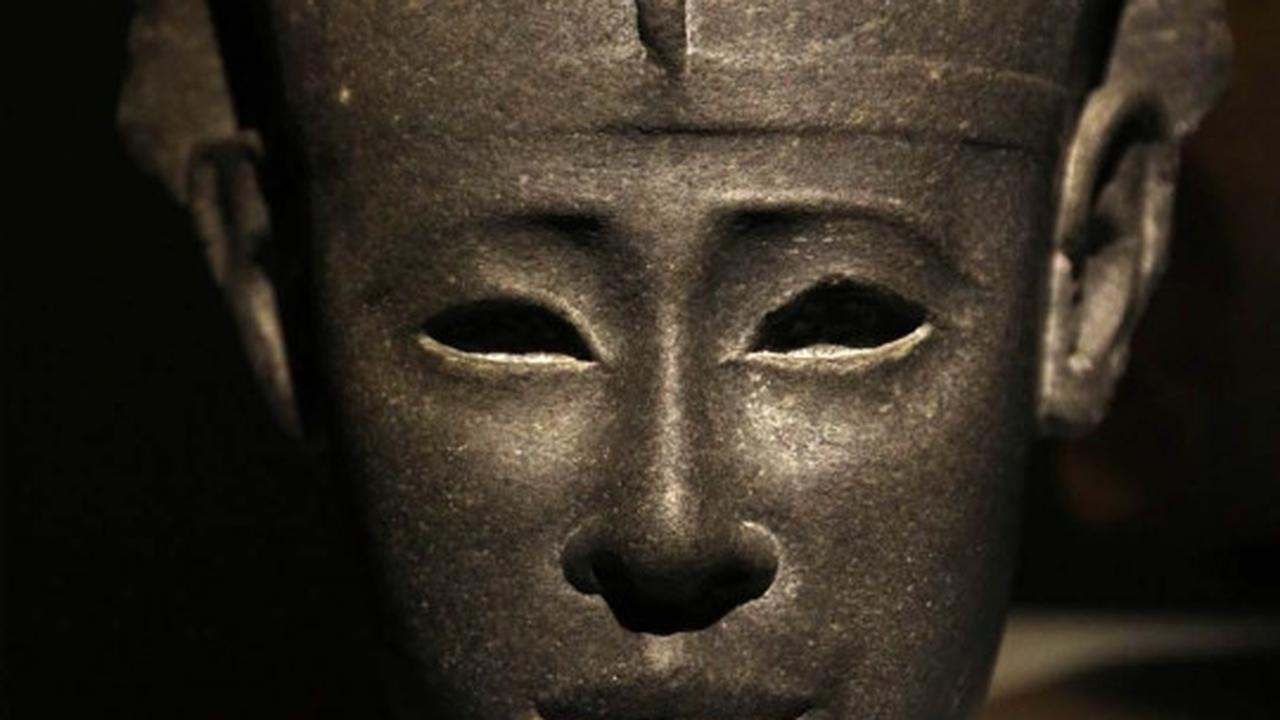 Mengunjungi pameran patung peninggalan bawah laut Mesir kuno