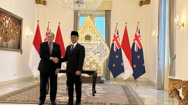 Menteri Luar Negeri Selandia Baru Winston Peters dan Menteri Luar Negeri Republik Indonesia Sugiono dalam pertemuan ke-12 Joint Ministerial Commission (JMC) Indonesia–Selandia Baru di Gedung Pancasila, Kementerian Luar Negeri RI, Jumat (13/6/2025).