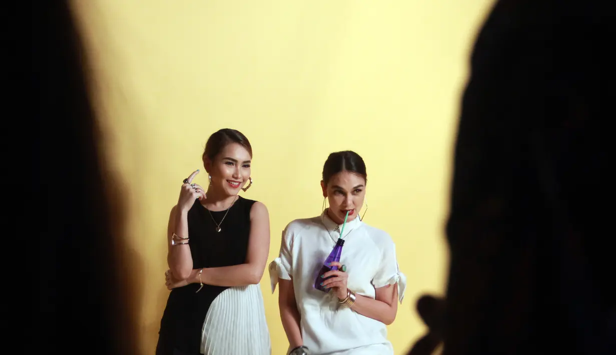 Pada 2016 silam, Ayu Ting Ting dipercaya menjadi model label busana milik Luna Maya, Luna Habit. Namun, Luna merasa kecewa lantaran Ayu memperkenalkan bisnis busananya sendiri saat masih terikat kontrak dengan label Luna Habit. (Kapanlagi/Muhammad Akrom Sukarya)