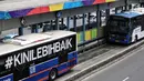 Bus TransJakarta melintas di halte Tosari, Jakarta, Rabu (11/7). Pemprov DKI menyiapkan 1.500 bus Transjakarta untuk mendukung mobilitas warga, atlet, offisial, hingga jurnalis peliput pertandingan Asian Games di Jakarta. (Liputan6.com/Faizal Fanani)