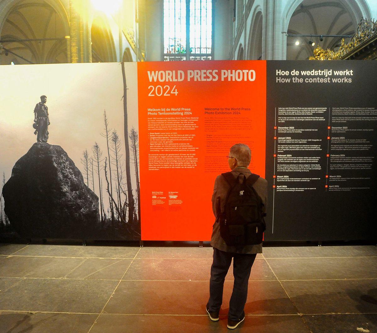 Pengunjung menyaksikan karya-karya pemenang World Press Photo (WPP) 2024 di De Nieuwe Kerk, Amsterdam, Belanda, pada Rabu (22/5/2024). Pameran World Press Photo 2024 menampilkan foto jurnalistik dan fotografi dokumenter terbaik dan terpenting selama setah