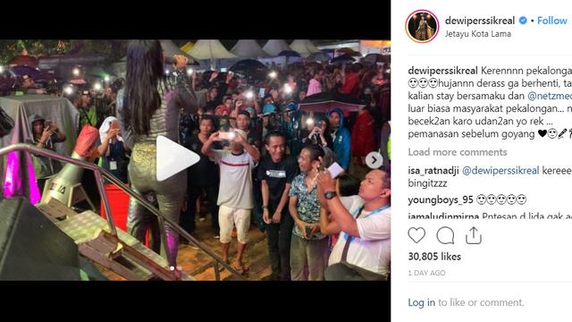 Dewi Perssik (https://www.instagram.com/p/Bug7njMgVWY/)