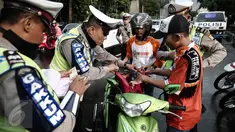 Petugas kepolisian merazia  suporter yang membawa barang berbahaya disekitar kawasan Gelora Bung Karno, Jakarta, Minggu (8/5/2016). Razia tersebut dilakukan untuk mengatisipasi keributan antar supporter. (Liputan6.com/Faizal Fanani)