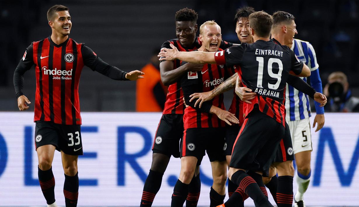 Pemain Eintracht Frankfurt merayakan gol yang dicetak Sebastian Rode ke gawang Hertha Berlin pada laga lanjutan Liga Jerman di Olympiastadion, Sabtu (26/9/2020) dini hari WIB. Frankfurt menang 3-1 atas Hertha Berlin. (AFP/Odd Andersen)