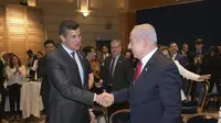 Presiden Paraguay Santiago Pena (kiri) berjabat tangan dengan Perdana Menteri Israel Benjamin Netanyahu di Yerusalem, Kamis, (12/12/2024). (Dok. Amos Ben-Gershom/GPO via AP)&nbsp;&nbsp;&nbsp;&nbsp;&nbsp;