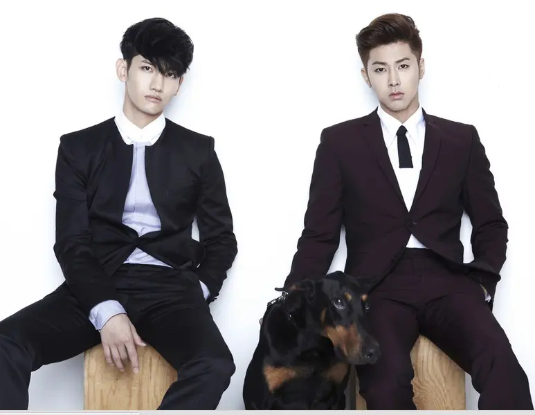 Duo TVXQ gelar sebuah konser emosional sebagai perpisahan 'sebentar'.