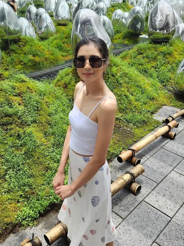 Mikha Tambayong dalam balutan atasan putih