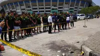 Skuat Maung Bandung menggelar kegiatan tabur bunga untuk almarhum Haringga Sirla di Stadion Gelora Bandung Lautan Api (GBLA), Selasa (25/9/2018). (Liputan6.com/Hugo)