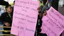 Karyawan Hotel Alexis memprotes penyegelan yang dilakukan Satpol PP di Jakarta Utara, Kamis (29/3). Penutupan terkait kasus dugaan adanya praktek prostitusi dan perdagangan manusia di hotel tersebut. (Liputan6.com/Immanuel Antonius)