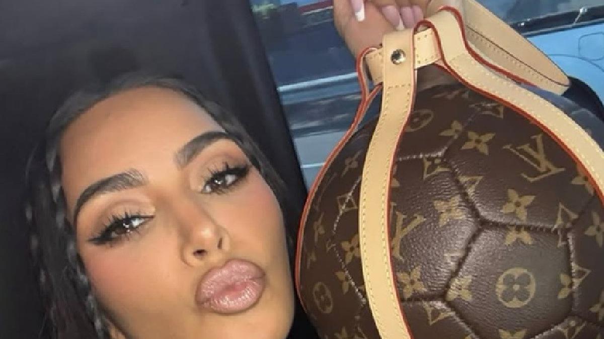 Kim Kardashian Pamer Bola Sepak Monogram LV, Dijual Rp 37,5 Juta di Pasar Loak