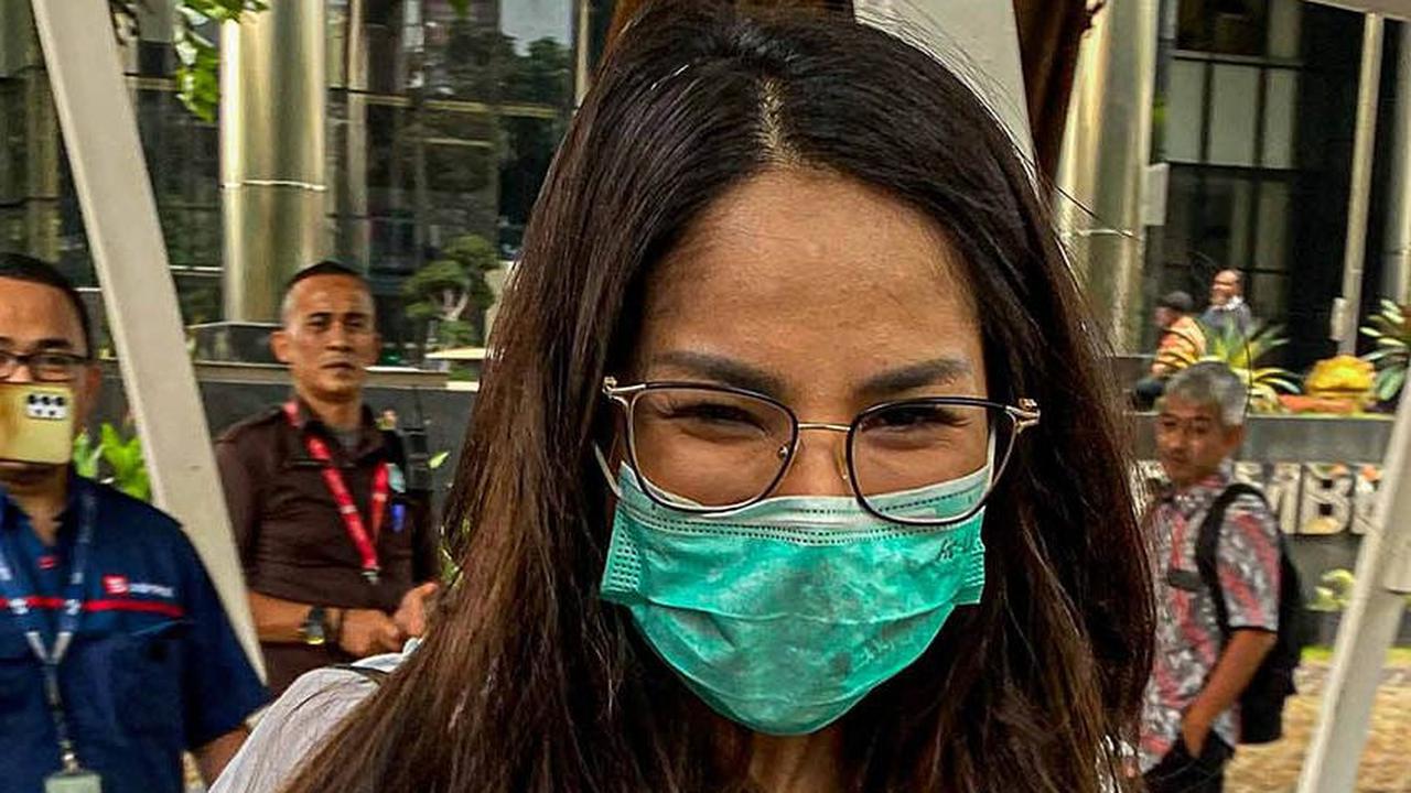 FOTO: Gaya Windy Idol Usai Diperiksa KPK Terkait Suap Pengurusan Perkara di MA