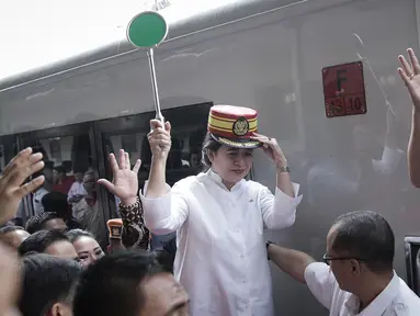 Menko PMK, Puan Maharani saat melepas pemudik di Stasiun Senen, Jakarta Pusat, Rabu (21/6). Puan sempat menyapa pemudik yang pulang kampung menggunakan KA Gaya Baru tujuan Surabaya. (Liputan6.com/Faizal Fanani)