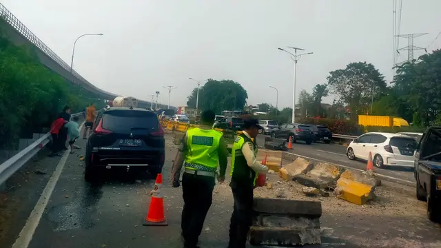 Truk pertamina tabrak beton pembatas di Tol Jagorawi. (liputan6.com/istimewa).