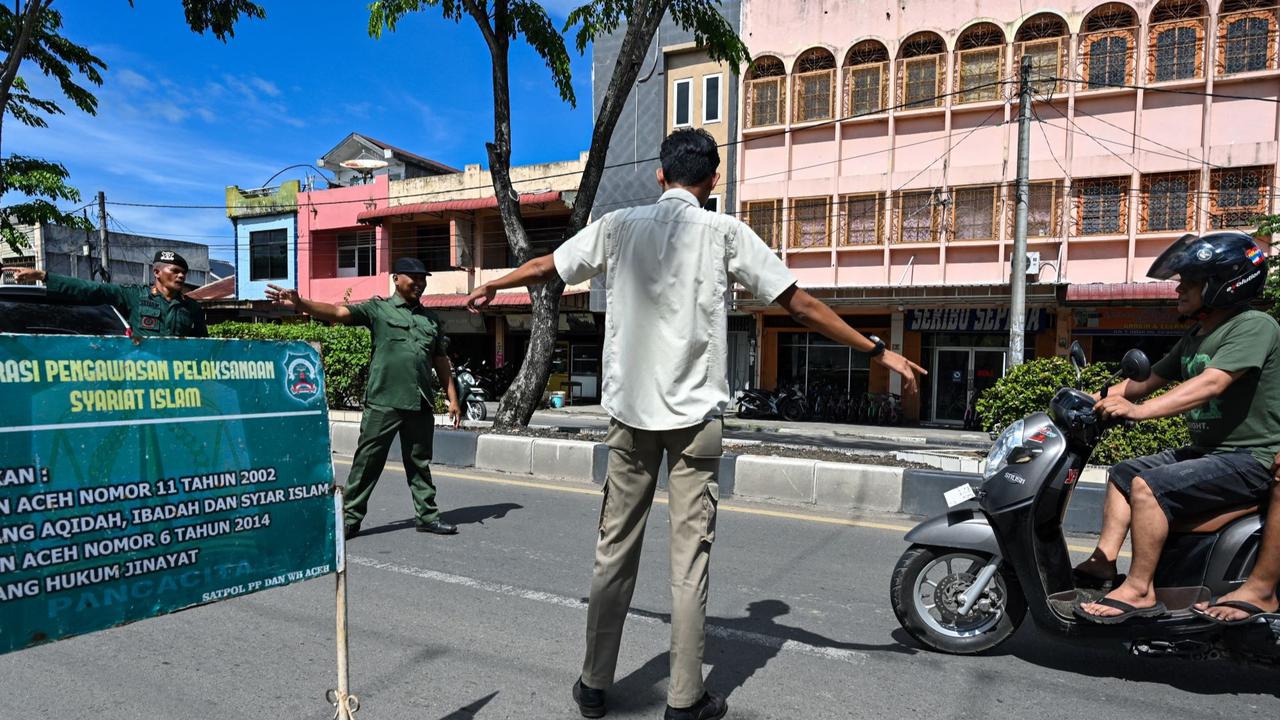 Aksi Polisi Syariat Aceh Razia Perempuan Berpakaian Ketat dan Laki-Laki Bercelana Pendek