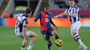 Hingga waktu turun minum tiba, Barcelona menang 2-0 atas Real Sociedad. (LLUIS GENE/AFP)