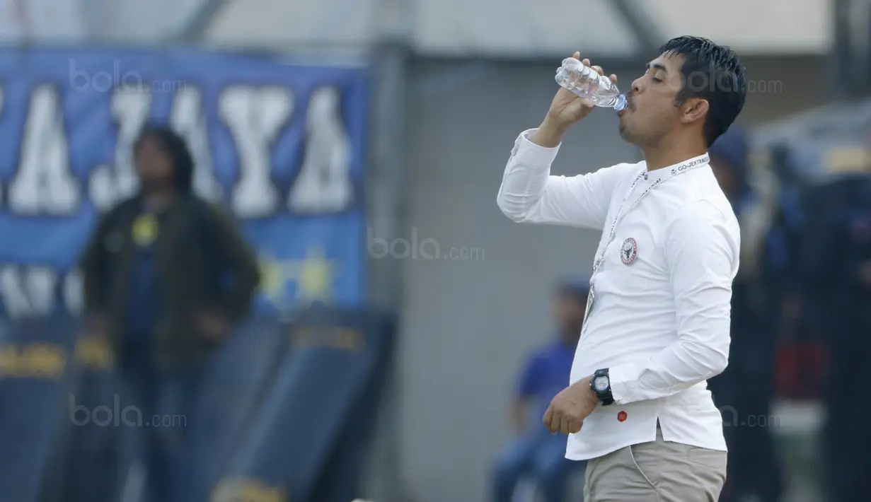 Pelatih Semen Padang, Nil Maizar, saat pertandingan melawan Persib pada laga Liga 1 Indonesia di Stadion Si Jalak Harupat, Bandung, Sabtu, (9/9/2017). Persib ditahan imbang 2-2 oleh Semen Padang. (Bola.com/M Iqbal Ichsan)