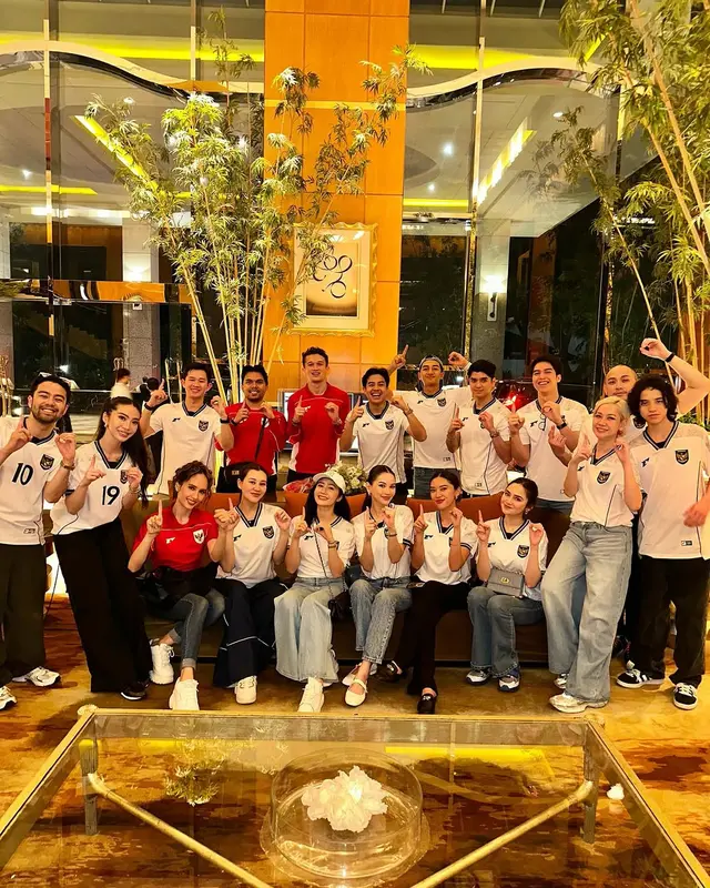 8 Potret artis nonton Timnas Indonesia Vs Bahrain di GBK, Fuji pamer kedekatan dengan Verrell Bramasta