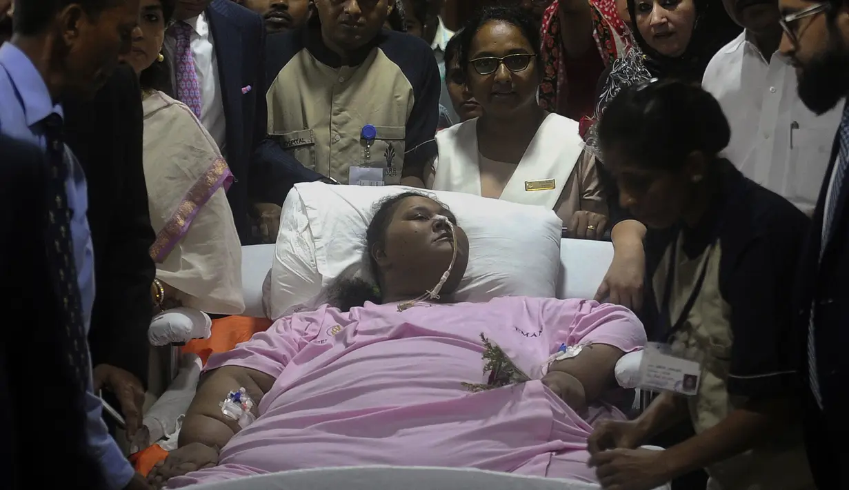 Eman Ahmed Abd El Aty menuju ambulans di sebuah rumah sakit di Mumbai, India (4/5). Eman Ahmed akan dibawa ke Uni Emirates Arab untuk melanjutkan perawatan menyusul operasi penurunan berat badan drastis, kata dokter. (Str/AFP)