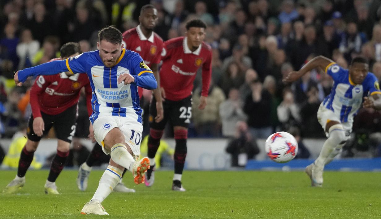 Alexis Mac Allister mencetak gol dari titik putih pada menit ke-90+8. Pemain asal Argentina itu memastikan timnya mampu membalaskan kekalahan dari MU di semifinal Piala FA dan meraih tiga poin penting di depan para pendukungnya kali ini. (AP Photo/Kirsty Wigglesworth)
