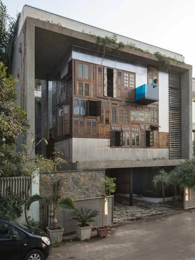 Terdiri 2 Lantai, Dinding Rumah Ini Dibuat dari Banyak Jendela