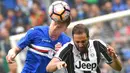 Bek Sampdoria, Milan Skriniar, duel udara dengan dengan striker Juventus, Gonzalo Higuain. Meski La Vecchia Signora berhasil menang namun berdasarkan statistik penguasaan bola kedua klub berjalan seimbang. (EPA/Luca Zennaro)