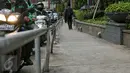 Kondisi trotoar di kawasan Sudirman, Jakarta, Selasa (2/2/2016). Gubernur Ahok berencana akan membuat trotoar yang ramah kepada para penyandang disabilitas. (Liputan6.com/Faizal Fanani)