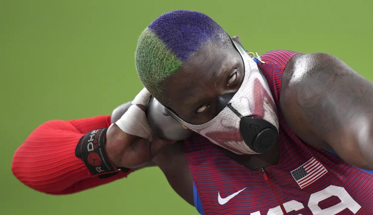 Atlet tolak peluru Amerika Serikat, Raven Saunders saat berlaga di babak kualifikasi pukulan putri di Olimpiade Musim Panas 2020 di Tokyo, Jumat (30/7/2021). Raven Saunders  tampil dengan menggunakan masker musuh Batman, Joker dengan rambut berwarna ungu dan hijau saat berlaga. (AP Photo/Matthias S