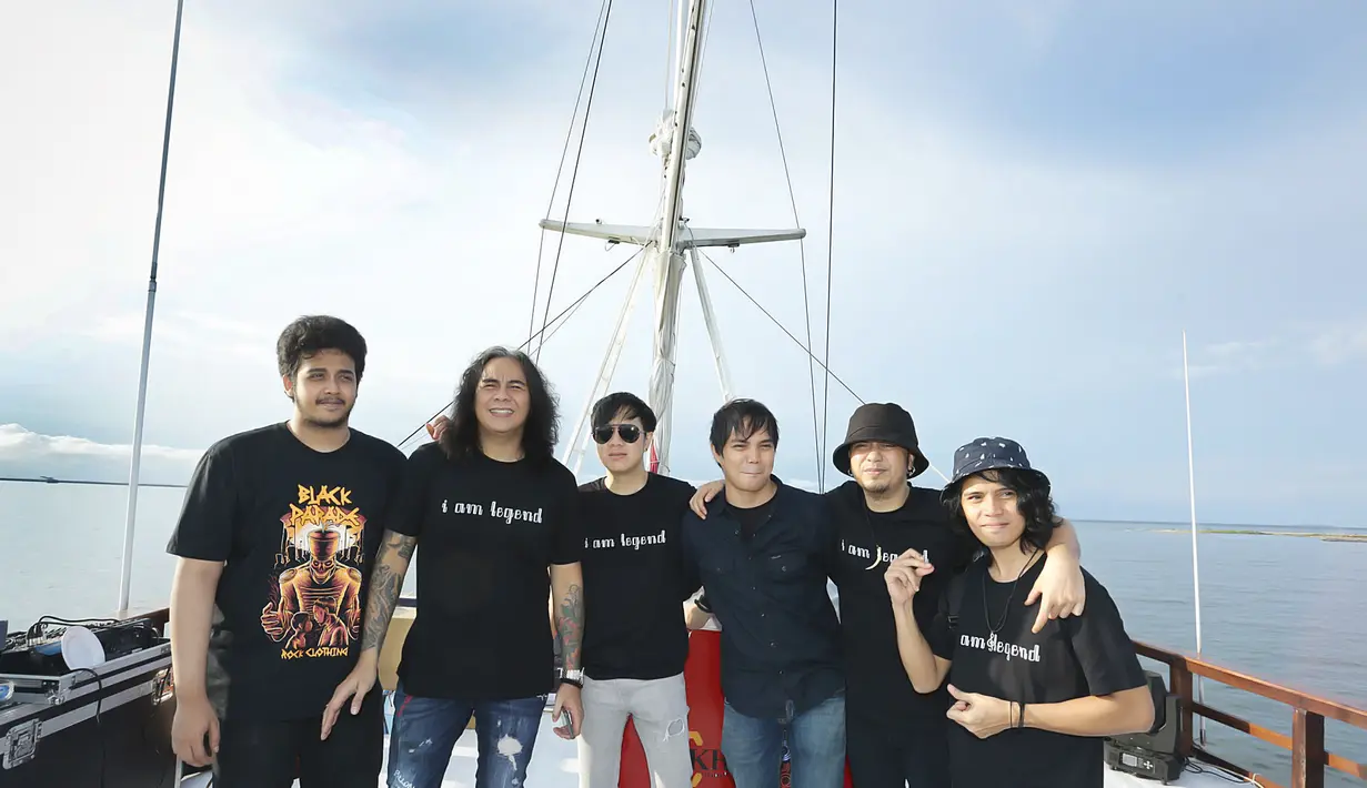 Band Element Rayakan 21 tahun berkarier di atas kapal phinisi. (Bambang E Ros/Fimela.com)