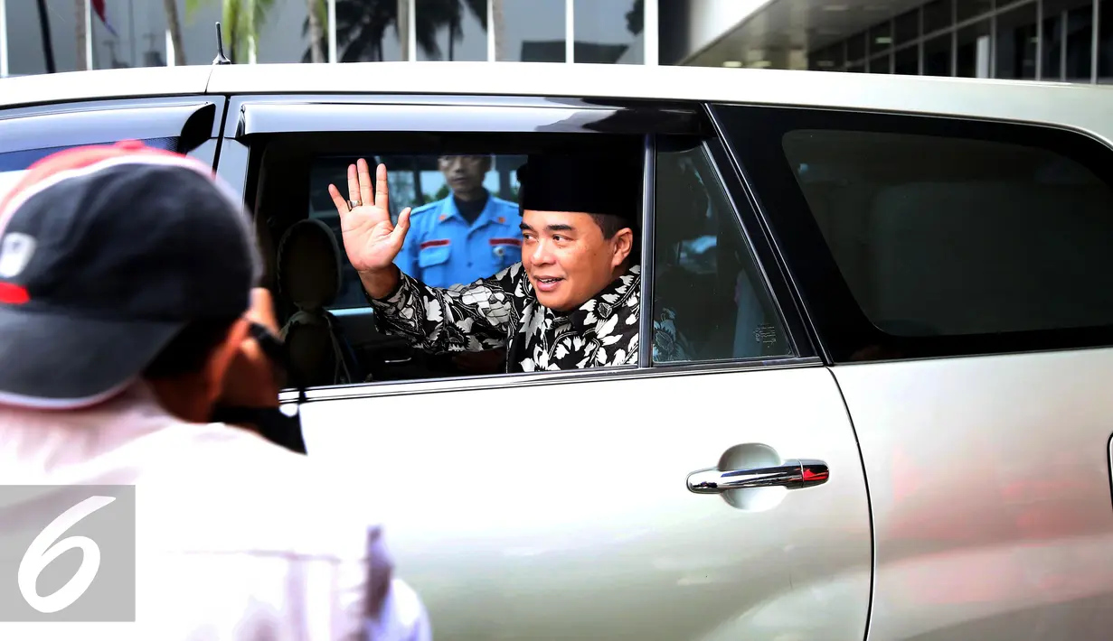 Ketua DPR Ade Komarudin menyapa awak media dari dalam mobil usai memberikan keterangan terkait isu pergantian ketua DPR di Gedung Nusantara III, Kompleks Parlemen, Senayan, Jakarta, Selasa (29/11). (Liputan6.com/Johan Tallo)