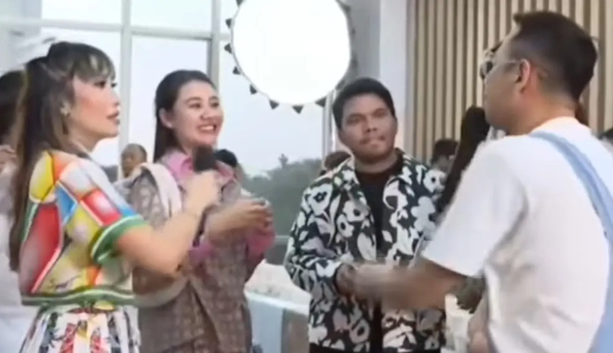 Aaliyah Massaid memilih one set look bernuansa pink-kehijauan yang manis. [Foto: Instagram/lagibooming_indo]