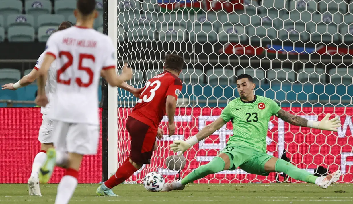 Xherdan Shaqiri hampir saja membuat gol keduanya saat tendangannya masih menyamping di kanan gawang Turki setelah menerima umpan terobosan dari Haris Seferovic. (Foto: AP/Pool/Valentyn Ogirenko)