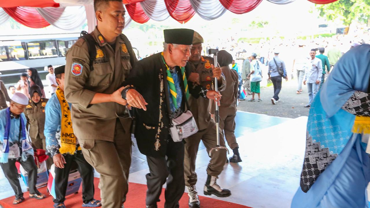 FOTO: Peluk Perpisahan Iringi Keberangkatan Jemaah Haji Bogor