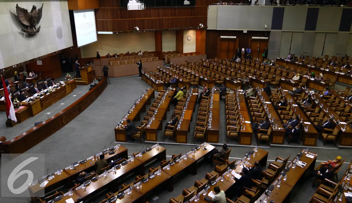 Suasana Sidang Paripurna di Komplek Parlemen, Senayan, Jakarta, Senin (16/11/2015). Rapat Paripurna ke sepuluh tersebut tidak di ikuti 245 dari 556 Anggota tanpa keterangan. (Liputan6.com/Johan Tallo)