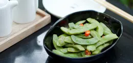 Edamame juga mengandung serat, vitamin, dan mineral penting seperti folat dan vitamin K yang baik untuk tubuh. (Foto/dok: Freepik/schantalao)