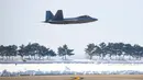 Jet tempur F-22 AS bersiap untuk mendarat selama latihan udara bersama dengan Korea Selatan di Gunsan, Korea Selatan, 20 Desember 2022. (South Korean Defense Ministry via AP)