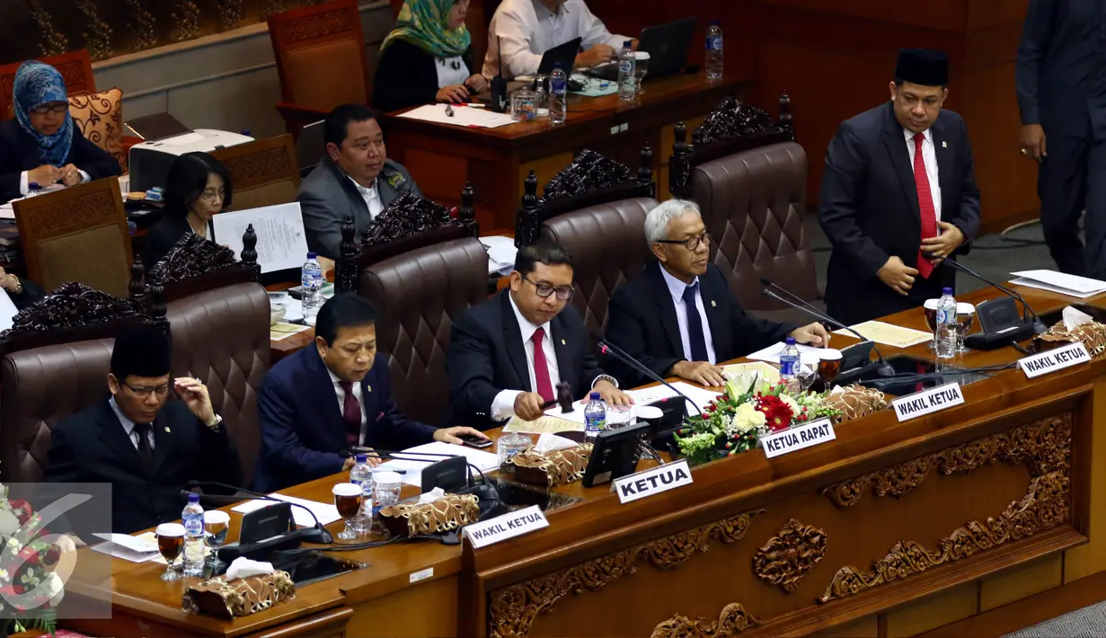 Ketua DPR Setya Novanto (kedua kanan), bersama keemapt Wakil Ketua DPR, Taufiq Kurniawan, Fadli Zon, Agus Hermanto, Fahri Hamzah (ki-ka) dalam memimpin Sidang Paripurna di Komplek PArlemen, Senayan, Jakarta, Senin (16/11/2015). (Liputan6.com/Johan Tallo)