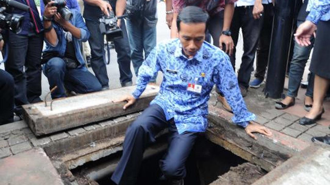Berseragam Korpri, Jokowi nekat masuk ke gorong-gorong 