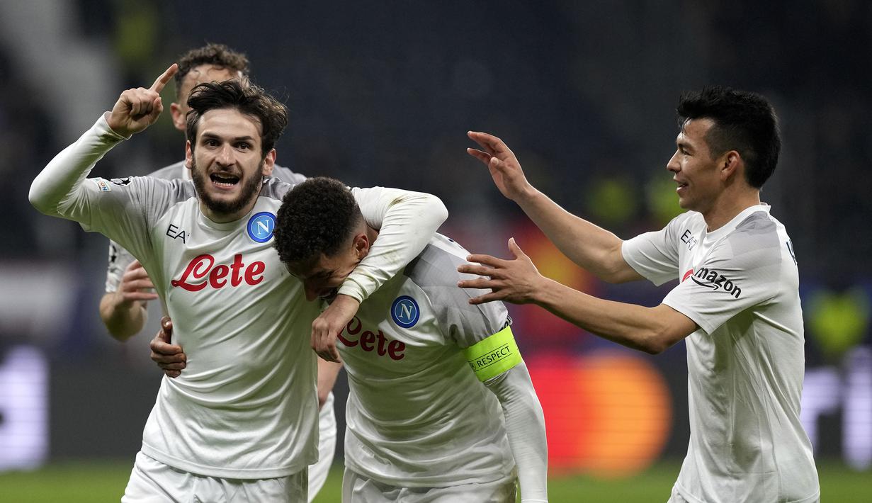 <p>Pemain Napoli, Giovanni Di Lorenzo (tengah) melakukan selebrasi bersama rekannya setelah mencetak gol kedua tim ke gawang Eintracht Frankfurt pada laga leg pertama 16 besar Liga Champions 2022/2023 melawan Napoli yang berlangsung di Deutsche Bank Park, Rabu (22/2/2023) WIB. (AP Photo/Michael Probst)</p>