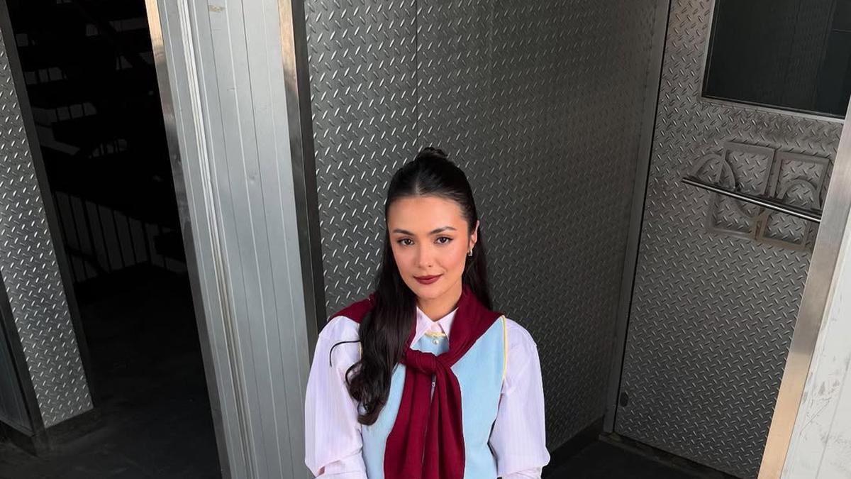 Back to School Vibes! Gaya Preppy Amanda Rawles yang Chic dan Stylish