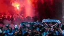 Para pendukung tim sepak bola Prancis, Olympique Marseille menyalakan flare dalam perjalanan mereka ke Red Bull Arena untuk menonton pertandingan melawan tim tuan rumah FC Salzburg di Austria (3/5). (JFK / EXPA / APA / AFP)