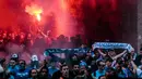 Para pendukung tim sepak bola Prancis, Olympique Marseille menyalakan flare dalam perjalanan mereka ke Red Bull Arena untuk menonton pertandingan melawan tim tuan rumah FC Salzburg di Austria (3/5). (JFK / EXPA / APA / AFP)